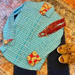 NWOT Tizzie button down top with contrasting cuffs